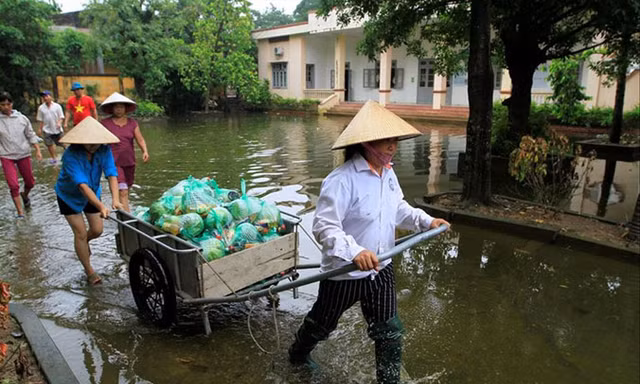 Ngập lụt ở xã Nam Phương Tiến, Chương Mỹ, Hà Nội (ảnh chụp ngày 30/7/2018). Ảnh: Trường Phong.