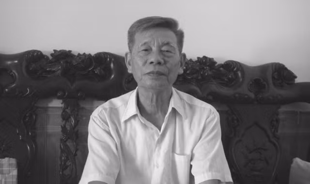 Bác Ðoàn Bá Tụng đang tiếp chuyện phóng viên