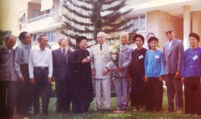 Ông Tuấn, bà Tệch (thứ 3,5 từ trái sang) chụp ảnh cùng Đại tướng Võ Nguyên Giáp.