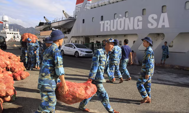 Các chiến sĩ vận chuyển hàng hóa Tết lên tàu chuẩn bị khởi hành ra Trường Sa. Ảnh: Trường Phong.