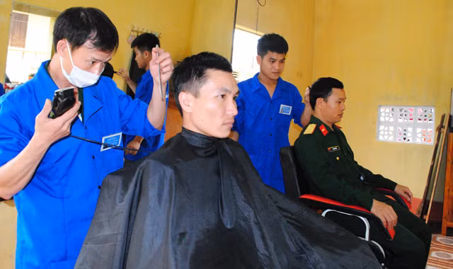 Phòng cắt tóc thanh niên của Lữ đoàn 215, Binh chủng Tăng-Thiết giáp. Ảnh: Duy Ngợi.
