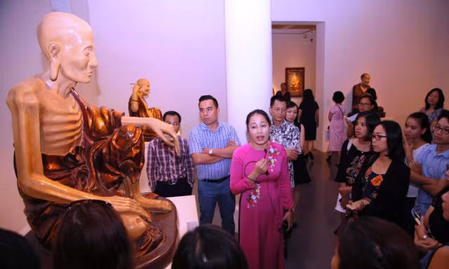 Các đơn vị lữ hành cho rằng việc thuyết minh viên trực tiếp tại bảo tàng đã không còn phù hợp. Ảnh: Minh Phượng.