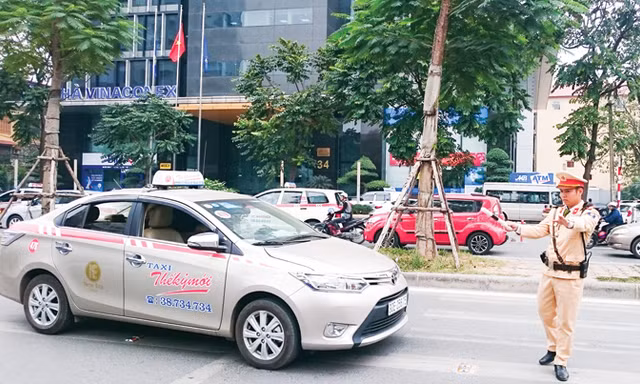 CSGT và thanh tra giao thông vẫn muốn tài xế phải mang giấy tờ gốc.