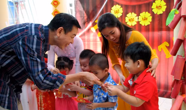 Cô chú mừng tuổi cho con cháu ngày Tết đầu năm. Ảnh: Anh Tuấn.