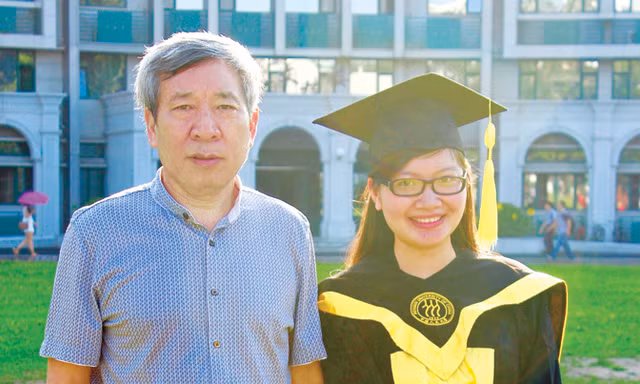 Dịch giả Minh Thương (phải) và nhà văn Diêm Liên Khoa.