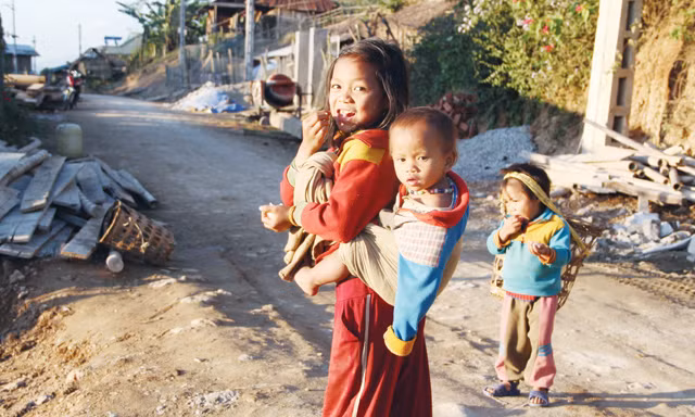 Trẻ em vùng biên giới Keng Ðu.