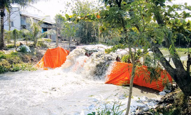 Trạm bơm chống xâm nhập mặn tại Tiền Giang đang hoạt động từ nguồn điện bổ sung. Ảnh: PCTG.