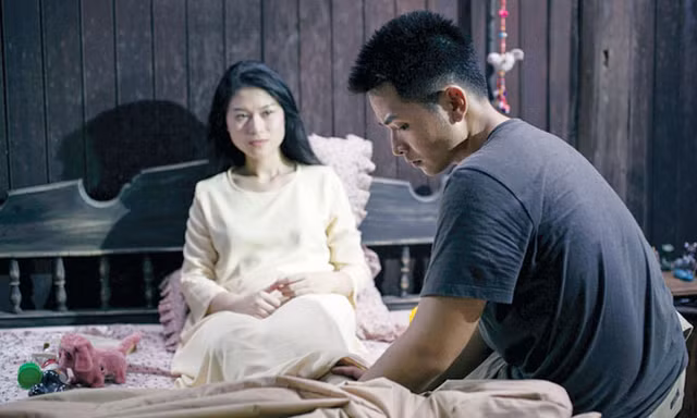 Cảnh chàng trai trẻ bóp chân cho cô gái tàn tật trong phim.