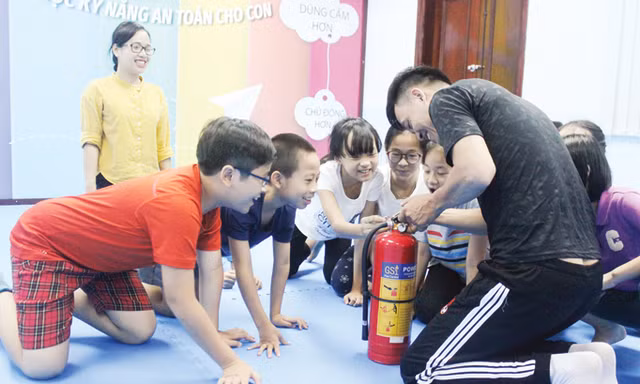 Người Hà Nội vận động nhau cho con đi học kỹ năng sinh tồn