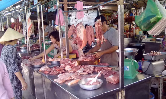 Ở nhiều cửa hàng thực phẩm sạch, giá thịt heo cũng neo ở mức cao. Ảnh minh họa