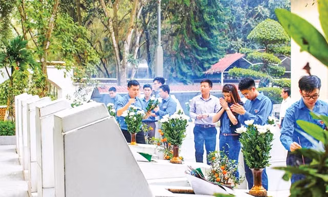 Tuổi trẻ cả nước có nhiều hoạt động tưởng nhớ, tri ân các anh hùng, liệt sĩ tại Ngã ba Ðồng Lộc. Ảnh: Xuân Thọ.