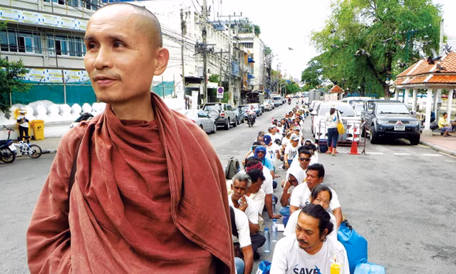 Một nhà sư Thái Lan dẫn đầu cuộc biểu tình phản đối dự án xây dựng nhà máy nhiệt điện chạy than ở tỉnh Krabi thanh bình, nổi tiếng với cát trắng, vách đá vôi tuyệt đẹp. Ảnh: AP.