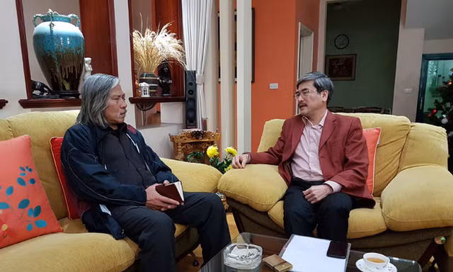 Luật sư Nguyễn Huy Thiệp (phải) và tác giả Xuân Ba.