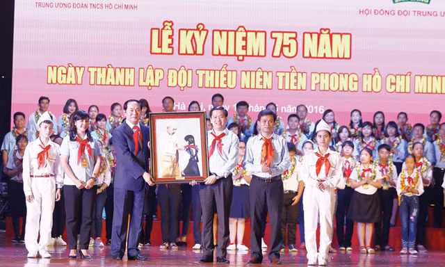 Chủ tịch nước Trần Đại Quang tặng bức tranh quý “Bác Hồ với thiếu nhi” cho Hội đồng Đội T.Ư.
