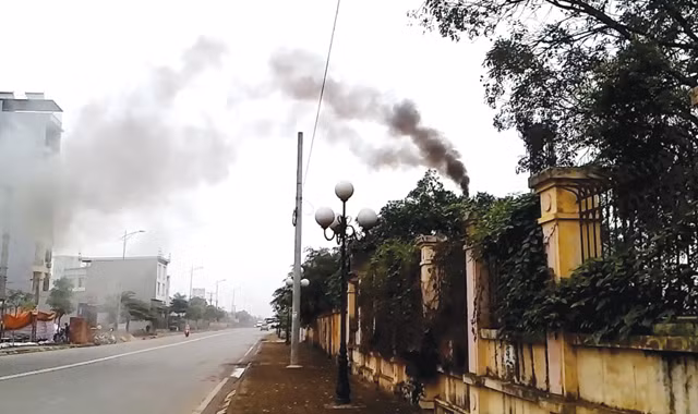 Một lò đốt rác thải y tế hoạt động trên địa bàn thành phố Hà Nội. Ảnh chụp tháng 7/2014. Ảnh: Hải Trần.
