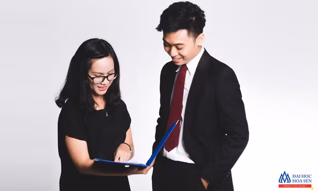 Sinh viên Đại học Hoa Sen thảo luận đề án môn học với doanh nghiệp.
