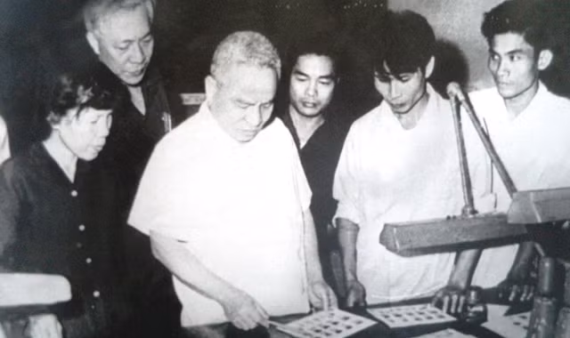 Bộ trưởng Trần Quốc Hoàn (thứ 3 từ trái sang) thăm và làm việc với lãnh đạo Sở Công an TPHCM.