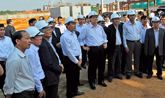 Thủ tướng Chính phủ Nguyễn Tấn Dũng làm việc với Tập đoàn công nghiệp Than khoáng sản Việt Nam tại nhà máy alumin Nhân Cơ. Ảnh: Trọng Đạt.