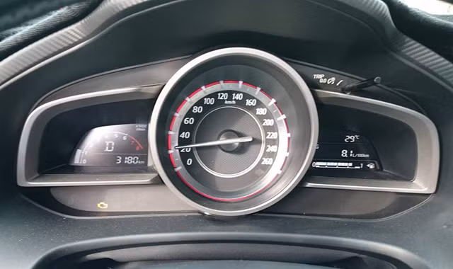 Đèn báo lỗi động cơ trên 1 chiếc Mazda 3 2015.