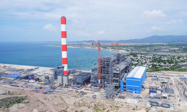 Dư luận đang quan tâm việc Cty TNHH Điện lực Vĩnh Tân 1 được cấp phép nhận chìm 1 triệu m3 bùn, cát xuống biển. Ảnh: PV.