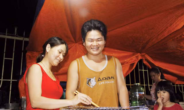 Anh Bình chị Loan trong quán ăn “câm điếc” mưu sinh của mình. Ảnh: Thanh Trần.