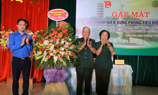 Hội cựu TNXP Hà Tĩnh đón nhận lẵng hoa chúc mừng của T.Ư Đoàn.
