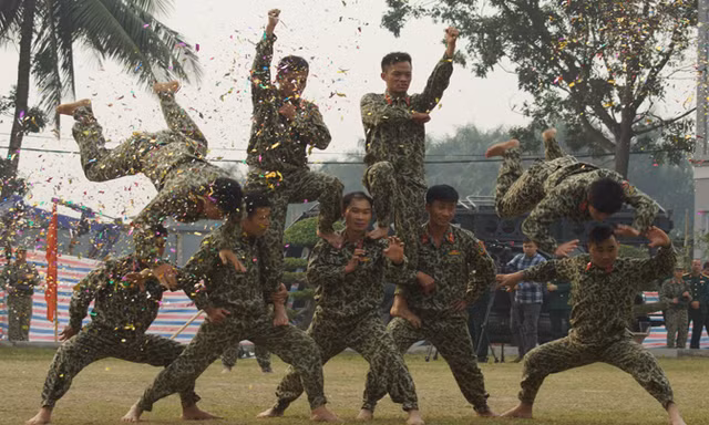 Các chiến đấu viên Lữ đoàn Đặc công biệt động 1 thuộc BCĐC với bài Hổ quyền tự biên dũng mãnh, giúp cơ thể cường tráng, nội lực thâm hậu và gân cốt mạnh mẽ. Ảnh: Nguyễn Minh.