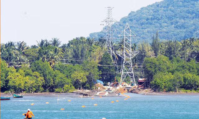 Đường dây 110 kV trên biển dài 24,5 km cấp điện cho đảo Lại Sơn.