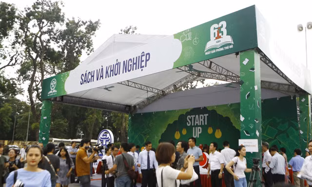 Một gian hàng Start up, sách và khởi nghiệp tại lễ hội sách lần thứ 4 ở Hoàng Thành Thăng Long. Ảnh: Như Ý.