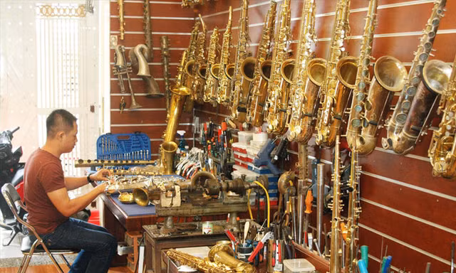Một góc “bệnh viện kèn”. Ảnh: Trần Nguyễn Anh.