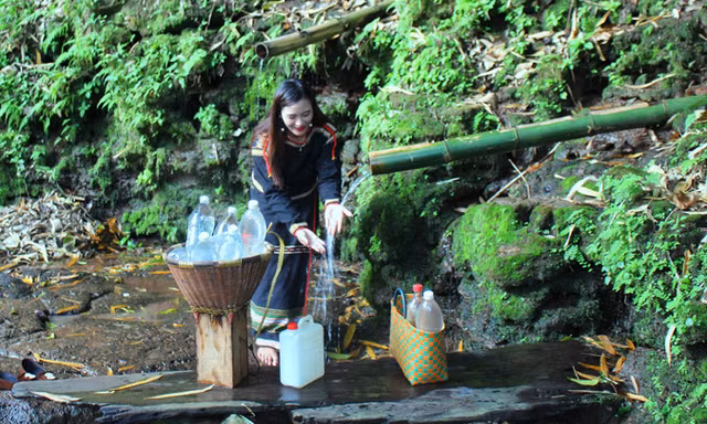 Thiếu nữ Ê Ðê lấy nước ở bến nước buôn K’mrơng Prông B.