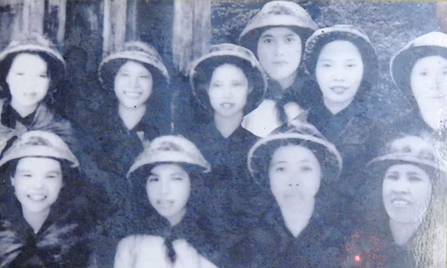 10 cô gái Nam Phú được Bác Hồ tặng Huy hiệu của Người năm 1966.