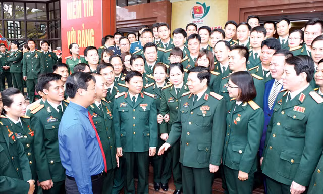 Lãnh đạo Quân ủy T.Ư, Bộ Quốc phòng và lãnh đạo T.Ư Đoàn trò chuyện với các đại biểu dự Đại hội Đoàn toàn quân lần thứ IX, tháng 11/2017. Ảnh: N.S.