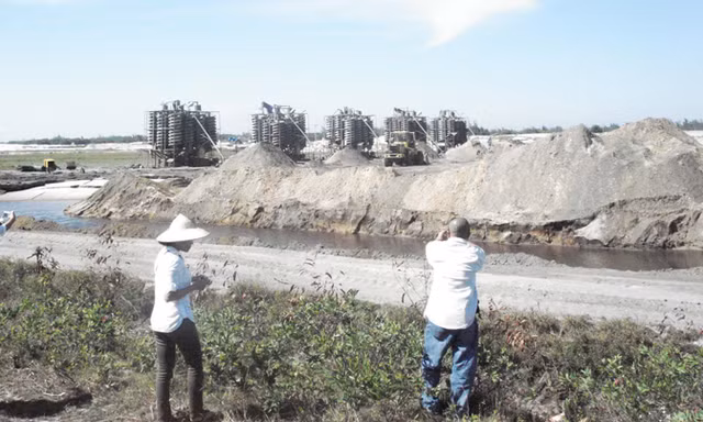 Khai thác titan ở Hà Tĩnh, doanh nghiệp khai bao nhiêu biết bấy nhiêu.