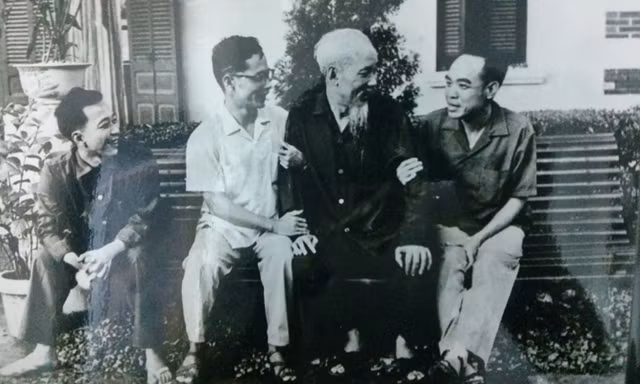 Bác Hồ trò chuyện thân mật với nhà văn, nhà báo Thái Duy và nhà văn Phan Tứ.