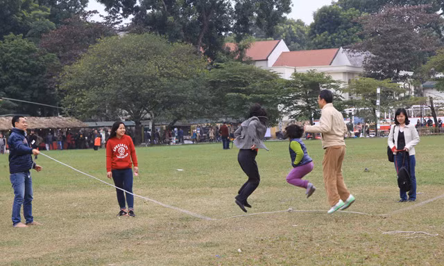 Cả nhà cùng nhảy dây. Ảnh: N.M.Hà.