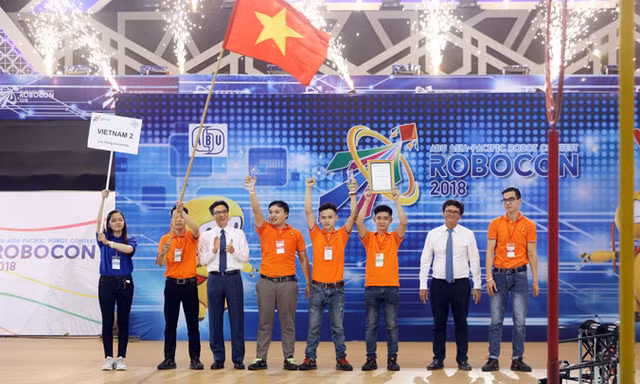 Phó Thủ tướng Vũ Ðức Ðam cùng ông Trần Bình Minh, Tổng Giám đốc Ðài Truyền hình Việt Nam trao giải nhất cho đội tuyển Việt Nam 2. Ảnh: Đức Long. 