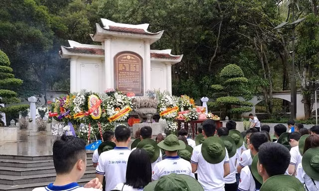 Hàng ngàn người tìm về Ngã ba Ðồng Lộc thắp hương tưởng nhớ 10 nữ TNXP.