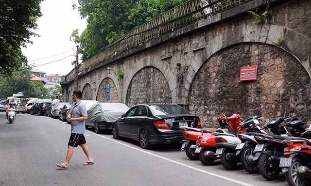 Các nhà kiến trúc, nghiên cứu văn hóa kỳ vọng việc đập thông 127 vòm cầu Phùng Hưng thay đổi diện mạo đô thị Hà Nội. Ảnh: Mạnh Thắng.