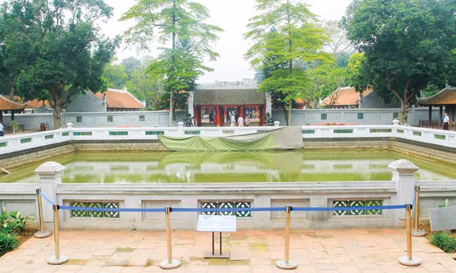 Khu vực giếng Thiên Quang bị xuống cấp nay được tạm gia cố và cảnh báo cho du khách. Ảnh: Toan Toan.
