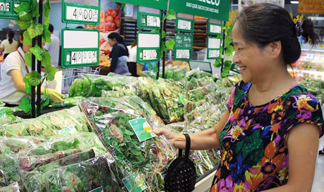 Rau an toàn của VinEco trong siêu thị.