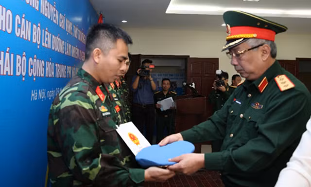 Thượng tướng Nguyễn Chí Vịnh trao quyết định và mũ nồi xanh - biểu tượng của lực lượng gìn giữ hòa bình Liên Hợp Quốc cho 5 sỹ quan.