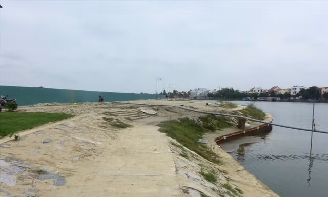 Dự án của Gami đã xây kè nâng cao cồn lên 1,5m, nguy cơ làm xói lở hai bên bờ. Ảnh: Trần Tuấn.