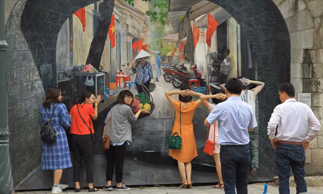 Du khách tương tác với tác phẩm trong dự án nghệ thuật công cộng Phùng Hưng.