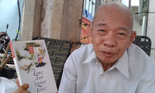 Phạm Thiên Thư với tác phẩm văn xuôi “Lòng đau không tiếng. Ảnh: T.N.A.