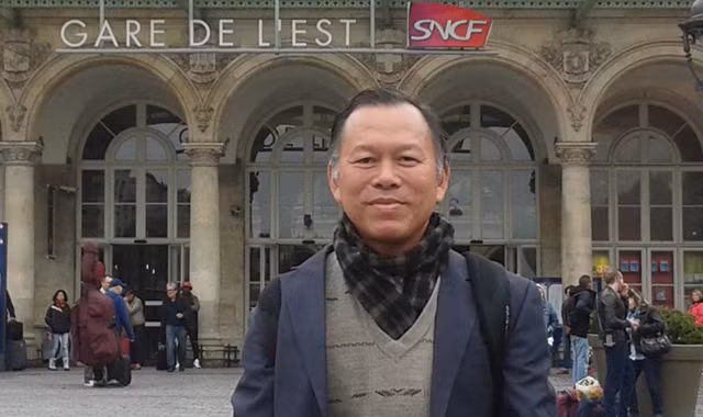 Nhà nghiên cứu Võ Văn Nhơn trong chuyến đi làm việc ở Paris.