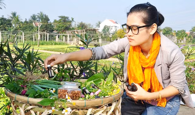 Nguyễn Ngọc Anh và các sản phẩm tinh chế từ Trà Quế. Ảnh: Nguyễn Trang.