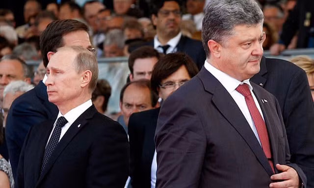 Tổng thống Nga Putin (trái) và tổng thống Ukraine Poroshenko.