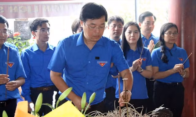 Anh Lê Quốc Phong, Ủy viên dự khuyết BCH Trung ương Ðảng, Bí thư thứ nhất T.Ư Ðoàn dâng hương tưởng nhớ 13 liệt sỹ TNXP Truông Bồn.