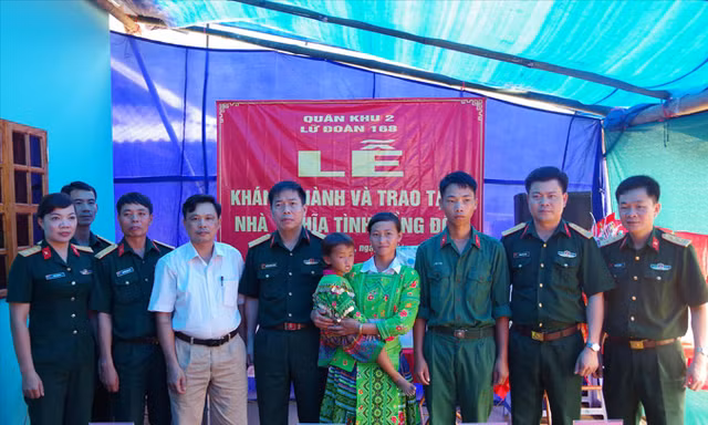 Buổi lễ bàn giao nhà “Nghĩa tình đồng đội” cho vợ chồng binh nhất Vàng A Nhà. Ảnh: D.T.